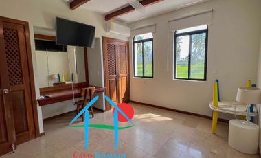 Casa con vista al campo de golf y terraza con jacuzzi