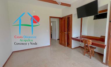 Casa con vista al campo de golf y terraza con jacuzzi