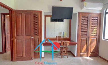 Casa con vista al campo de golf y terraza con jacuzzi