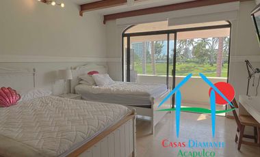 Casa con vista al campo de golf y terraza con jacuzzi