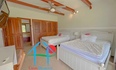 Casa con vista al campo de golf y terraza con jacuzzi