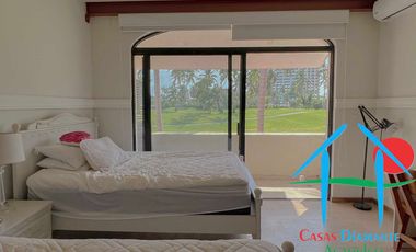 Casa con vista al campo de golf y terraza con jacuzzi