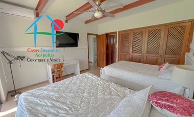 Casa con vista al campo de golf y terraza con jacuzzi