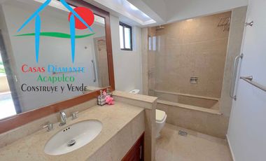 Casa con vista al campo de golf y terraza con jacuzzi