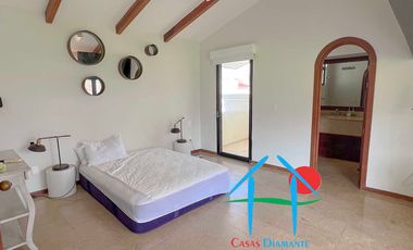 Casa con vista al campo de golf y terraza con jacuzzi