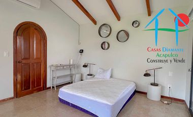 Casa con vista al campo de golf y terraza con jacuzzi