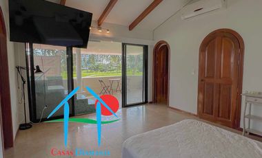 Casa con vista al campo de golf y terraza con jacuzzi