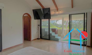 Casa con vista al campo de golf y terraza con jacuzzi