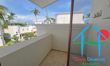 Casa con vista al campo de golf y terraza con jacuzzi