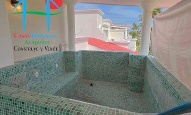 Casa con vista al campo de golf y terraza con jacuzzi