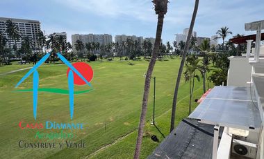 Casa con vista al campo de golf y terraza con jacuzzi