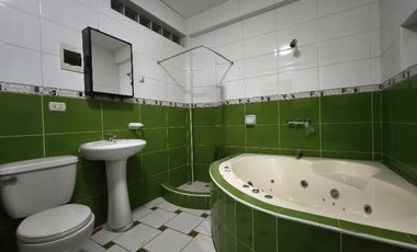 OCASIÓN DPTO DE 130 M², 2DO PISO VISTA CALLE