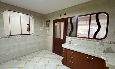 OCASIÓN DPTO DE 130 M², 2DO PISO VISTA CALLE