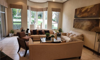 IMPACTANTE CASA EN EL URO