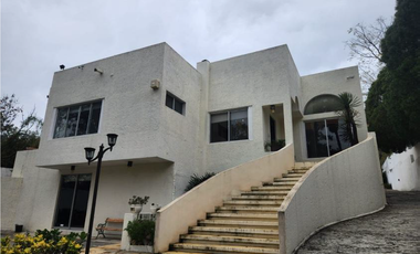 IMPACTANTE CASA EN EL URO