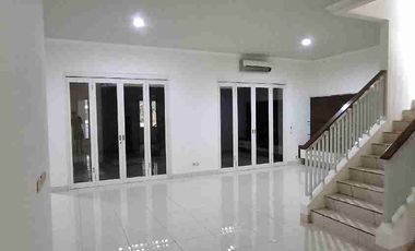 RUMAH DELATINOS BSD BAGUS BERPAGAR ROW JALAN BESAR