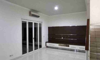 RUMAH DELATINOS BSD BAGUS BERPAGAR ROW JALAN BESAR