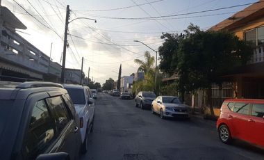 CASA EN RENTA AMUEBLADA Y EQUIPADA EN GUADALUPE, NUEVO LEON, ZONA COL. AZTECA, A 2 MINUTOS DE AV. CONSTITUCION Y MORONES PRIETO, COCHERA AUTOMATIZADA