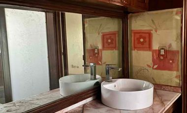 Edificio con 6 departamentos para oficinas/ habitar