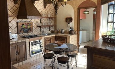 RENTA CASA AMUEBLADA EN EL CENTRO DE TEQUISQUIAPAN, QUERETARO