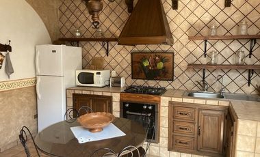 RENTA CASA AMUEBLADA EN EL CENTRO DE TEQUISQUIAPAN, QUERETARO