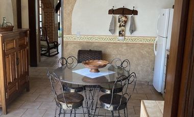 RENTA CASA AMUEBLADA EN EL CENTRO DE TEQUISQUIAPAN, QUERETARO