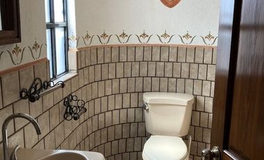 RENTA CASA AMUEBLADA EN EL CENTRO DE TEQUISQUIAPAN, QUERETARO