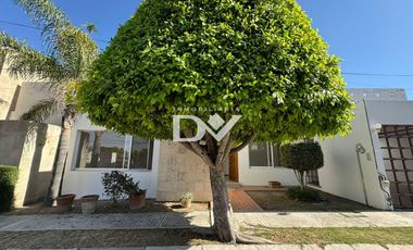 CASA EN RENTA DE 3 HABITACIONES EN ZAVALETA EN FRACCIONAMIENTO JARDÍN AMPLIO DE 1 PISO