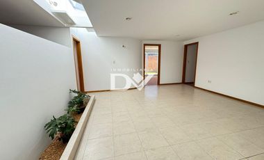 CASA EN RENTA DE 3 HABITACIONES EN ZAVALETA EN FRACCIONAMIENTO JARDÍN AMPLIO DE 1 PISO