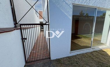 CASA EN RENTA DE 3 HABITACIONES EN ZAVALETA EN FRACCIONAMIENTO JARDÍN AMPLIO DE 1 PISO