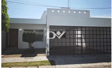 CASA EN RENTA DE 3 HABITACIONES EN ZAVALETA EN FRACCIONAMIENTO JARDÍN AMPLIO DE 1 PISO