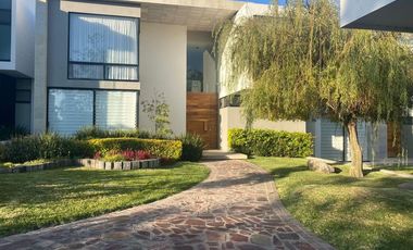 RENTA DE CASA EN EL BOSQUE CON ALBERCA ZONA VIP  ZONA NORTE