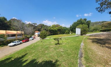 Gladiola 44 un Nivel con Alberca, Jacuzzi y Amplio Jardín, Muy Cerca del Acceso, con Diseño Único.