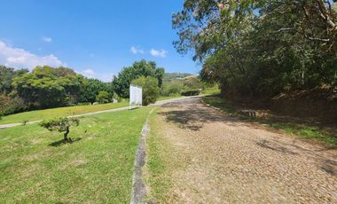 Gladiola 44 un Nivel con Alberca, Jacuzzi y Amplio Jardín, Muy Cerca del Acceso, con Diseño Único.