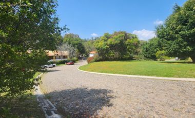 Gladiola 44 un Nivel con Alberca, Jacuzzi y Amplio Jardín, Muy Cerca del Acceso, con Diseño Único.