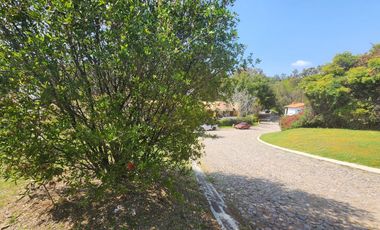 Gladiola 44 un Nivel con Alberca, Jacuzzi y Amplio Jardín, Muy Cerca del Acceso, con Diseño Único.