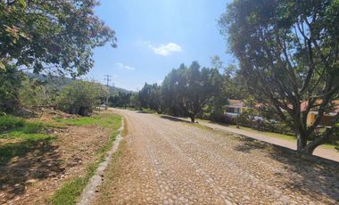 Gladiola 44 un Nivel con Alberca, Jacuzzi y Amplio Jardín, Muy Cerca del Acceso, con Diseño Único.