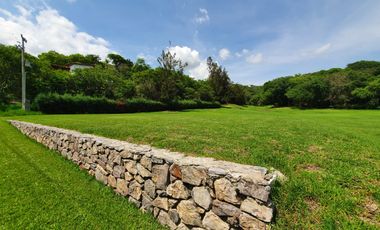 Gladiola 44 un Nivel con Alberca, Jacuzzi y Amplio Jardín, Muy Cerca del Acceso, con Diseño Único.