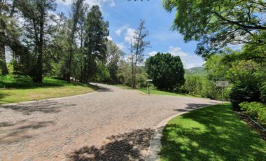 Gladiola 44 un Nivel con Alberca, Jacuzzi y Amplio Jardín, Muy Cerca del Acceso, con Diseño Único.