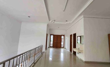 rumah 2 lantai darmo permai besar bersih terawat dekat hr muhamand dan mayjen