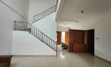 rumah 2 lantai darmo permai besar bersih terawat dekat hr muhamand dan mayjen