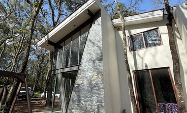 EXTRAORDINARIA CASA EN MEDIO DE LA NATURALEZA EN FRACCIONAMIENTO