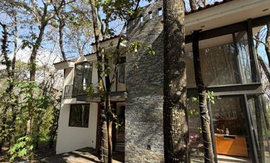 EXTRAORDINARIA CASA EN MEDIO DE LA NATURALEZA EN FRACCIONAMIENTO