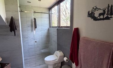 EXTRAORDINARIA CASA EN MEDIO DE LA NATURALEZA EN FRACCIONAMIENTO