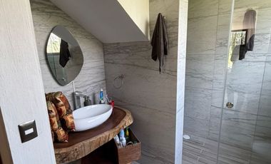 EXTRAORDINARIA CASA EN MEDIO DE LA NATURALEZA EN FRACCIONAMIENTO