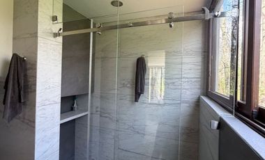 EXTRAORDINARIA CASA EN MEDIO DE LA NATURALEZA EN FRACCIONAMIENTO