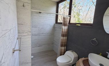 EXTRAORDINARIA CASA EN MEDIO DE LA NATURALEZA EN FRACCIONAMIENTO