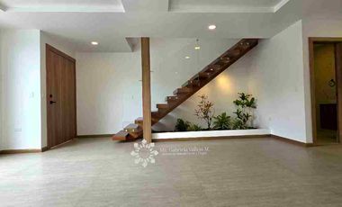 SE VENDE - ESPECTACULAR CASA, POR ESTRENAR, EN AV. ORDOÑEZ LASSO.