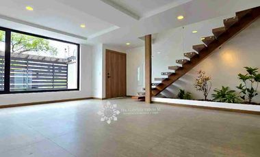 SE VENDE - ESPECTACULAR CASA, POR ESTRENAR, EN AV. ORDOÑEZ LASSO.