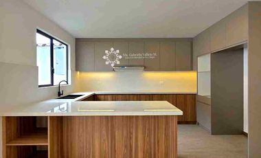 SE VENDE - ESPECTACULAR CASA, POR ESTRENAR, EN AV. ORDOÑEZ LASSO.